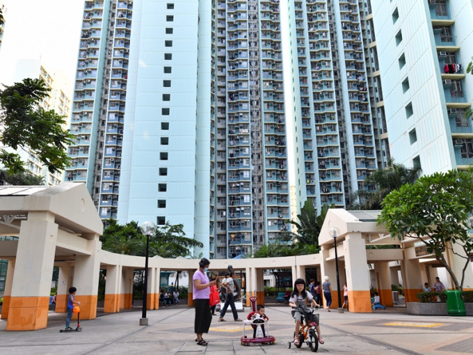 近日有女网民表示，有一名朋友家境优越，而其男友就家住公屋，虽然女方不曾介意彼此差距，但男方却经常私下比较双方家境。资料图片