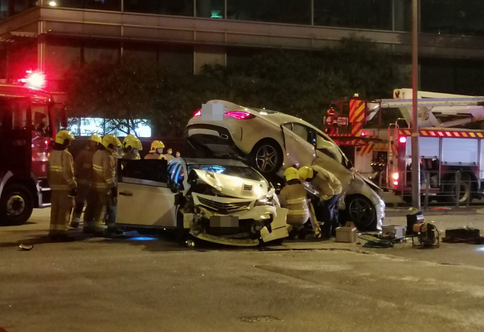 兩車相撞後「車疊車」。馬路的事討論區
FB圖