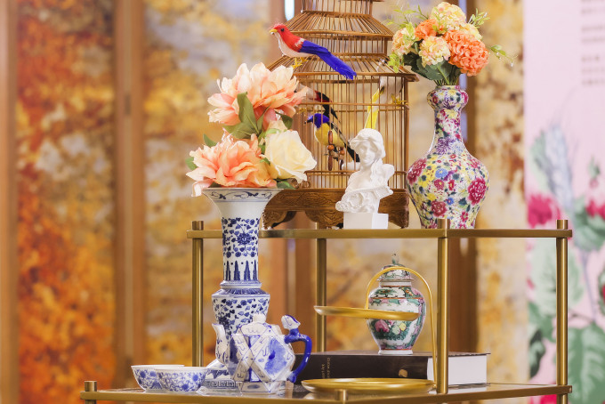  黄大仙中心联同手绘瓷器厂「粤东磁厂」由即日至8月15日举行「传承广彩」「瓷.茶.道」展览 。