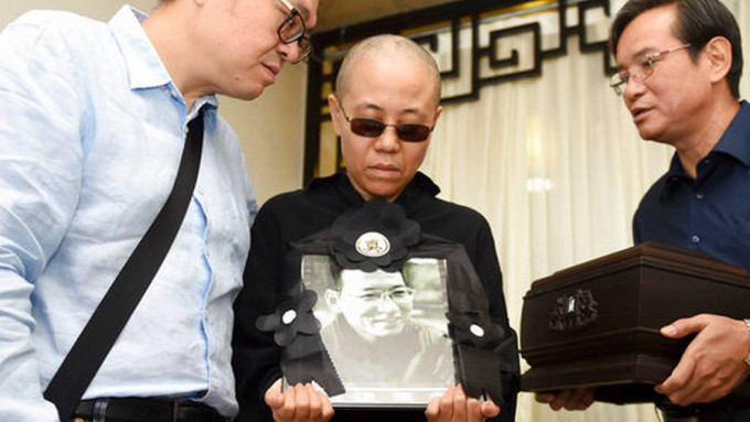 诺贝尔和平奖得主刘晓波的遗孀刘霞（中）。AP资料图片