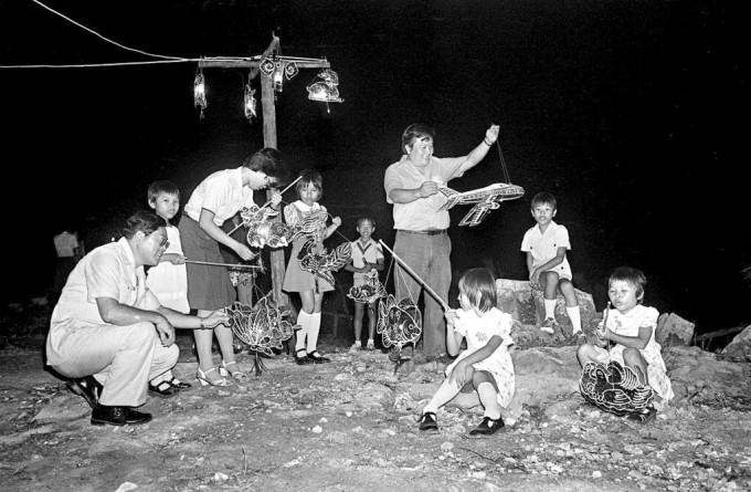 七十年代，家长携同子女于中秋夜到海洋公园赏月和玩灯笼庆祝。