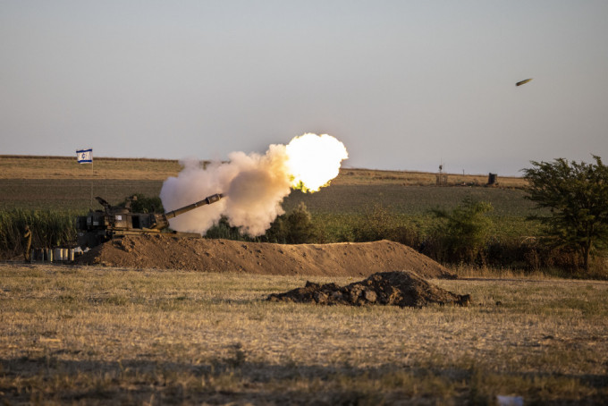 以色列炮兵部队向加沙地带的目标发射炮弹。AP图片