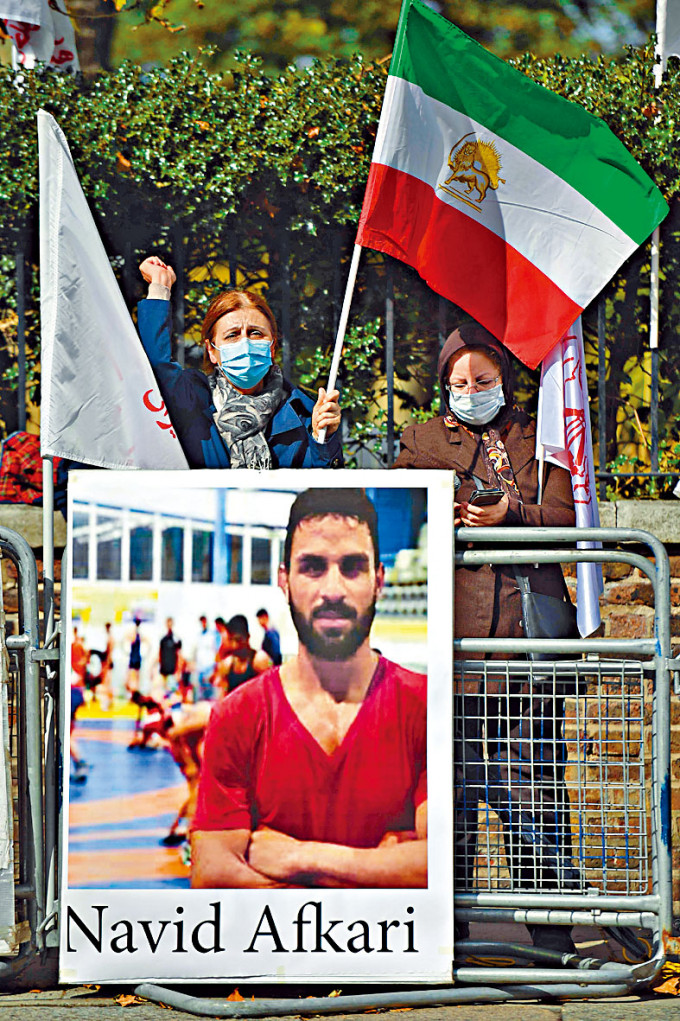 ■示威者上周六在伊朗駐倫敦大使館外集會，抗議伊朗處決冠軍摔角手阿夫卡里。