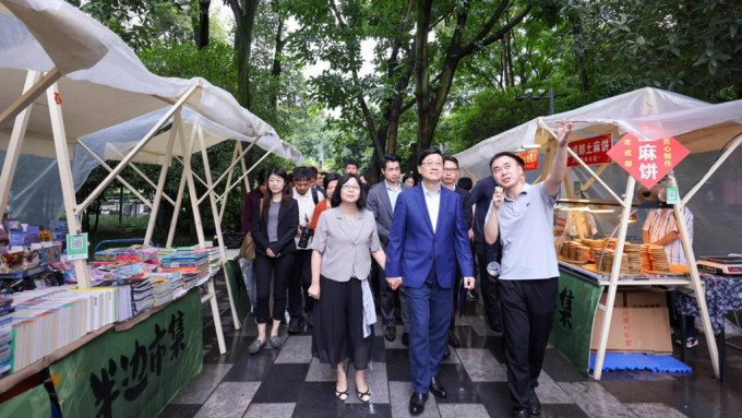 中央送贈大熊貓｜李家超到訪成都人民公園體驗當地文化 稱讚水餃及糖油果子美味可口