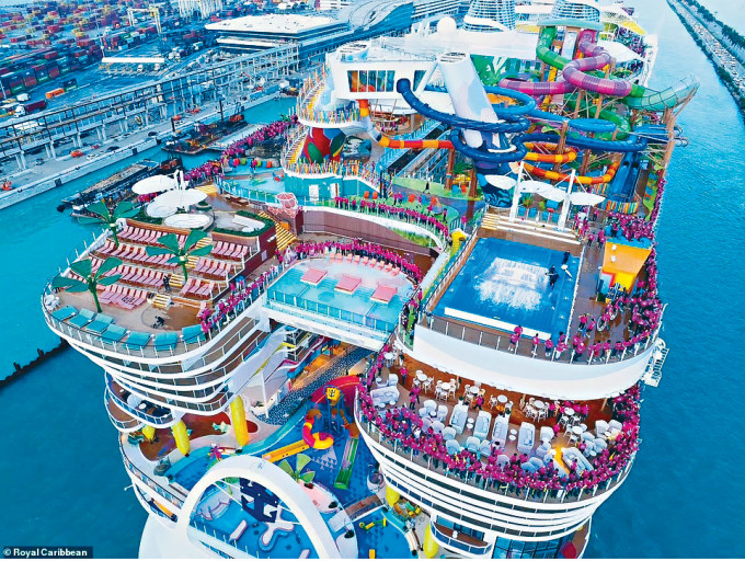 海洋标志号的水上乐园包含设于第8层的悬空游泳池。