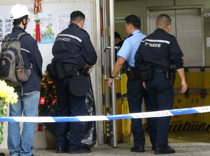 一名41歲姓陳男住客中午在富安花園第8座，墮下升降機槽底死亡。