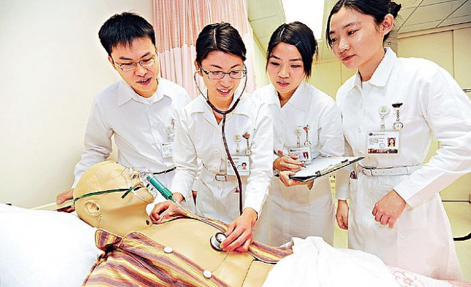 在大學聯合招生辦法（JUPAS）中，共有六所院校提供護理學學士學位課程，包括香港大學、香港中文大學、香港理工大學、香港公開大學、東華學院及明愛專上學院。