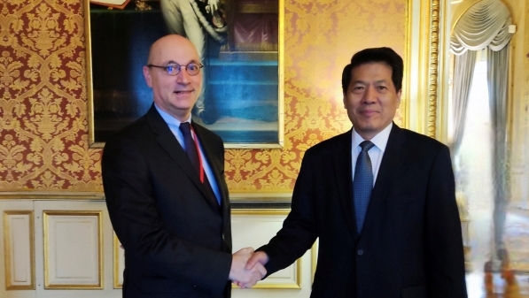 李輝（右）和法國外交部官員會晤。
