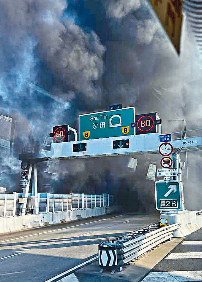 發泡膠箱起火冒出大量毒煙，一度影響橋面行車安全。