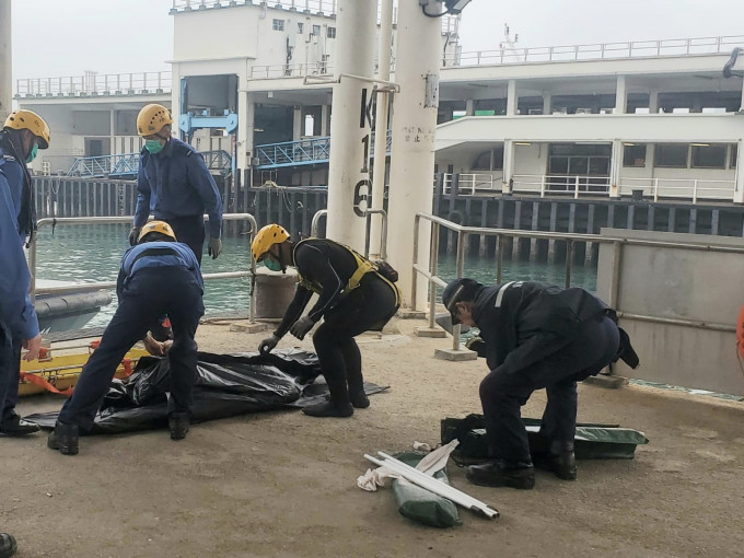事主遺體由消防船送往九龍城碼頭。