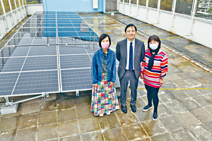 ■中華基督教會桂華山中學裝置逾270太陽能板。左起：副校長勞敏儀，校長黃仲良，助理校長梁美妍。