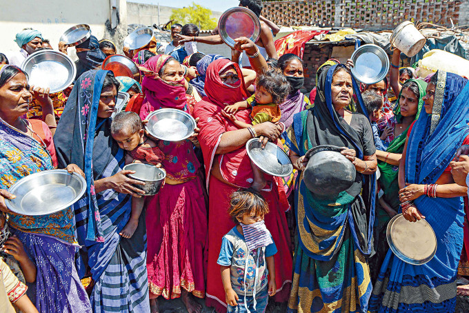 印度比哈爾邦和北方邦的外勞和家屬，在貧民窟高舉廚房用具示威，向政府抗議糧食不足。