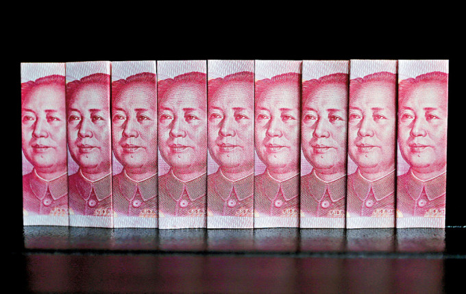 路透引述消息人士指出，中國主要國有銀行昨於在岸市場拋售美元並買入人民幣，以穩定人民幣匯率。