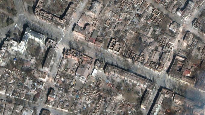衞星圖片顯示，馬里烏波爾建築物的屋頂大多被轟掉。美聯社圖片