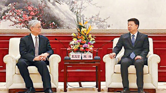 国台办主任宋涛(右)会见国民党副主席夏立言。