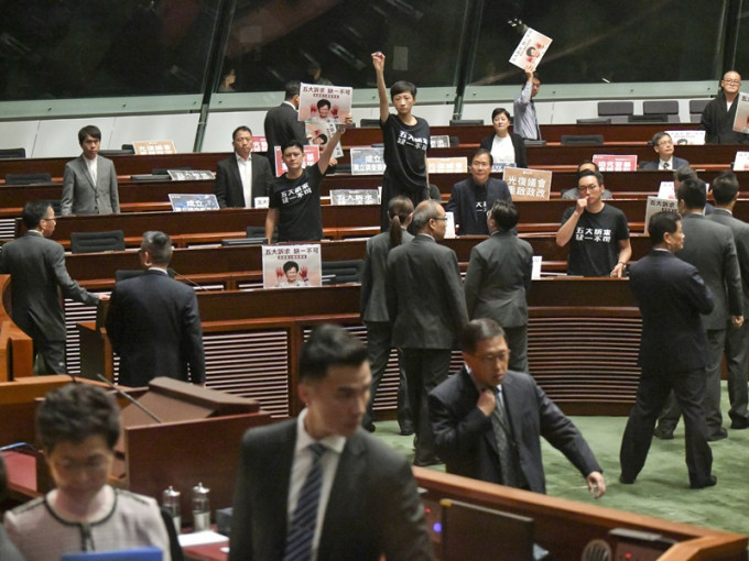 《人民日报》斥责民主派暴力打断特首发言。资料图片