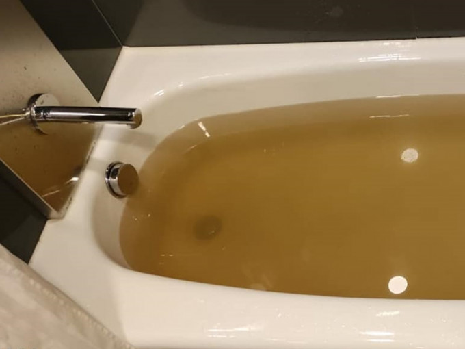 网民打开水喉后发现，流出的水源呈现泥黄色。「香港 Staycation 酒店交流谷」Facebook 群组相片