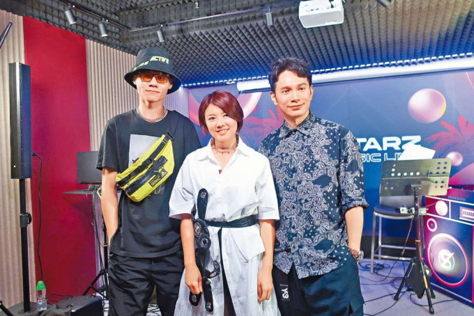 王梓軒（右）昨日為網上音樂會進行錄影。