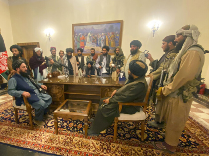 塔利班早前進佔總統官邸情況。AP資料圖片