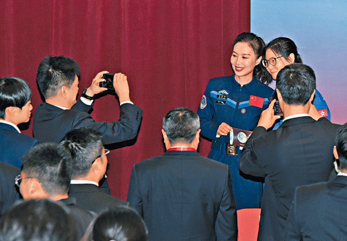 「少年太空人體驗營」的中學生代表譚泳榆，把小禮物贈予王亞平。