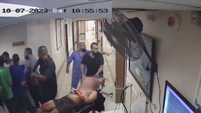 以軍發放的閉路電視畫面顯示，一張擔架床躺著一名穿內褲的受傷男子，被推進醫院內。