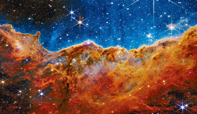 美国太空总署去年7月发表韦伯太空望远镜拍摄的影像，可见船底座星云的「宇宙悬崖」。