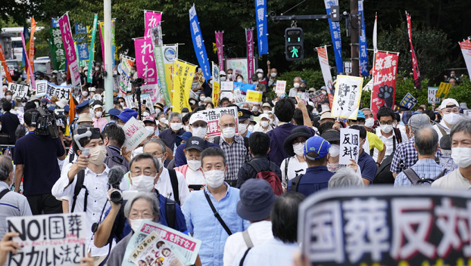 日本前首相安倍晉三國葬儀式當天日本民間反對團體場外集會抗議。AP
