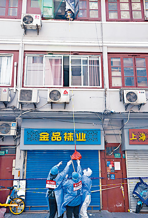 足不出户，上海居民用绳子取外卖。