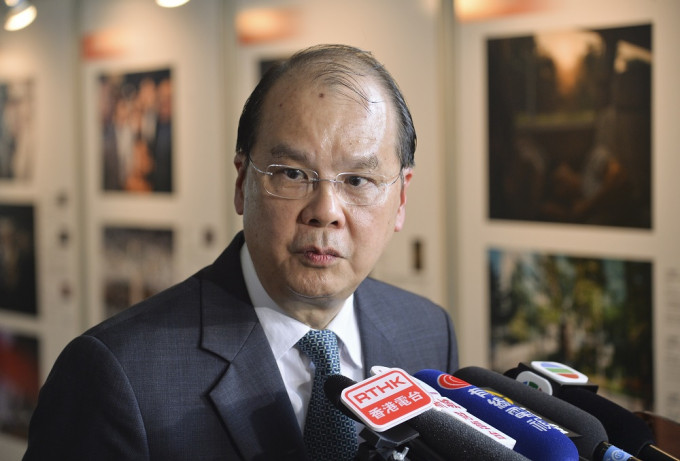 政务司长张建宗表示，香港地小人多，楼价高企。
