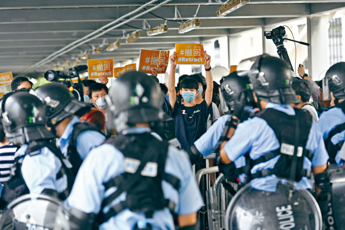 示威者昨日企图再到立法会外示威，在行人天桥上两度与布防警员对峙。