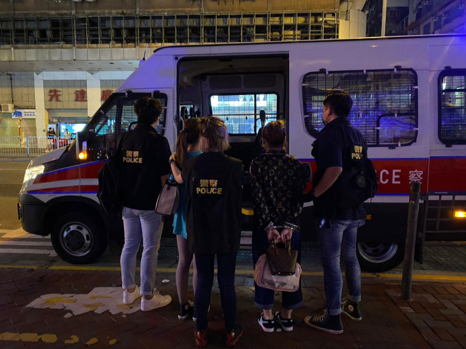 旺角及西九龍警區聯同入境處等拘捕3男14女。警方圖片