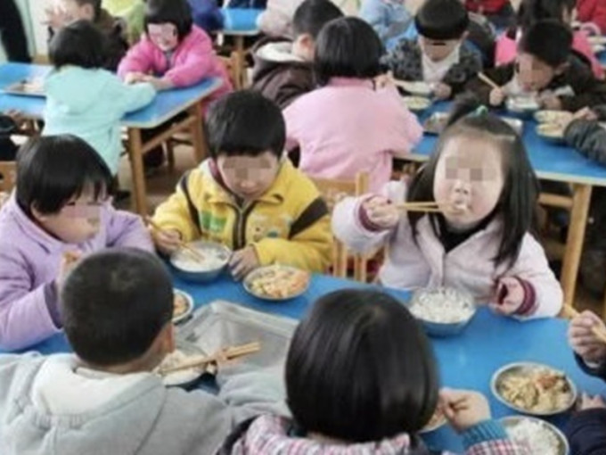 幼稚园老师嫌小朋友吃饭慢要去厕所食，教育局：孩子自愿。网图