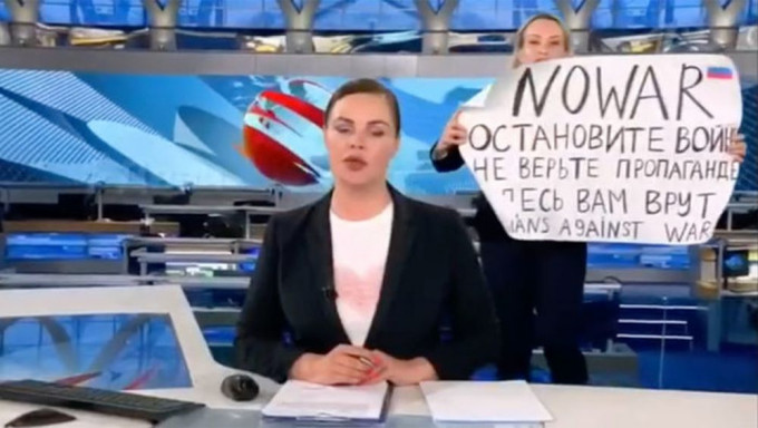 俄新闻台编辑闯直播举反战标语。