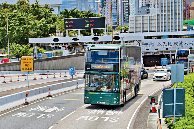 城巴氢能巴士驶上港九新界3条收费隧道，「氢」松行车。