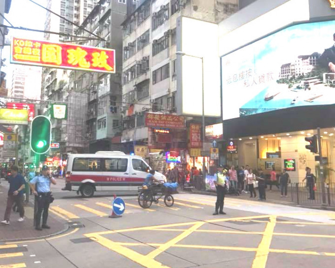 上海街全綫封闭。网民Billy Cheng 图片
