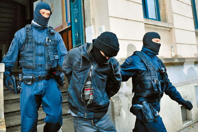 ■警方周三在德累斯頓市的行動中扣查一名男子。