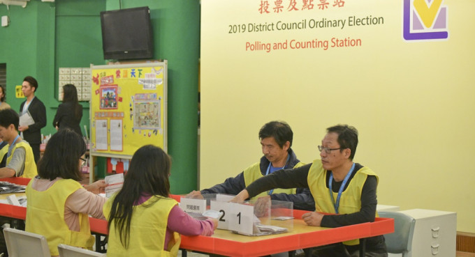 政府考虑因应区议会选举选区扩大增加选举经费。资料图片
