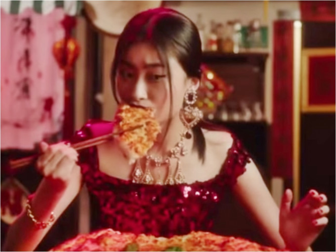 涉事的问题宣传片内容是一名亚裔模特儿学习用筷子进食薄饼、意面等意大利传统食物。网图