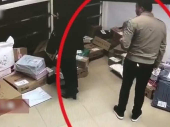 上海一名男子偷包裹被捕。網上圖片