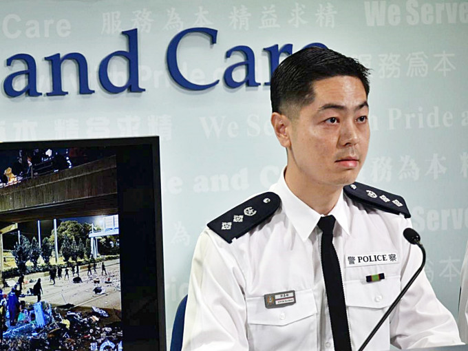 警察公共关系科总警司郭嘉铨接替谢振中主持警方记者会。