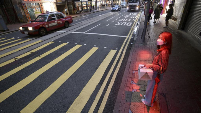 運輸署正試驗紅光投射過路裝置。 資料圖片