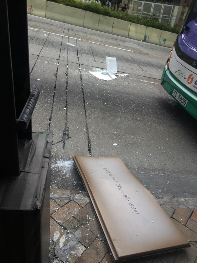 玻璃碎散馬路及行人路。香港突發事故報料區圖片