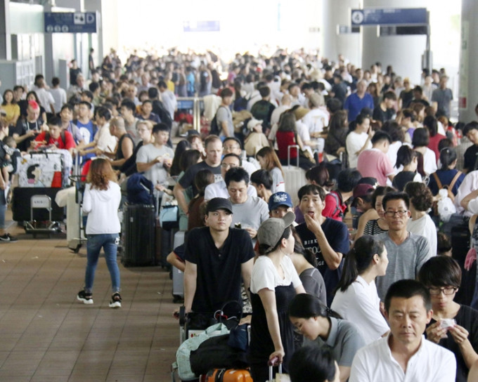 逾3000名旅客一度滯留關西機場。AP資料圖片
