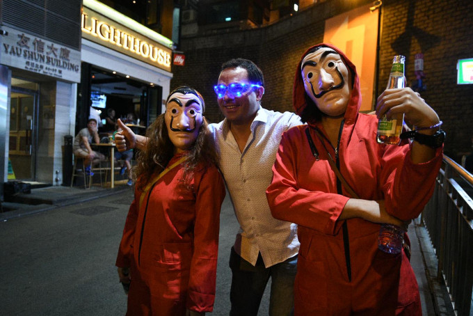 警方指市民可以戴面具庆祝万圣节。资料图片
