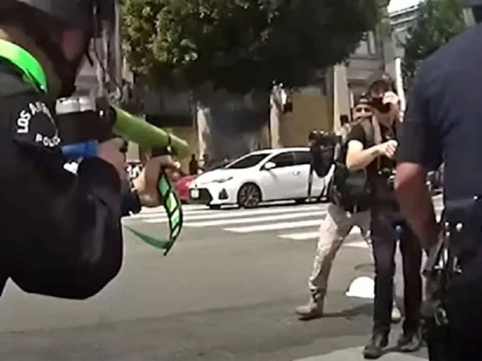 美国洛杉矶一名示威男子控告警方对准其睾丸开枪，致身心受创。（影片截图）