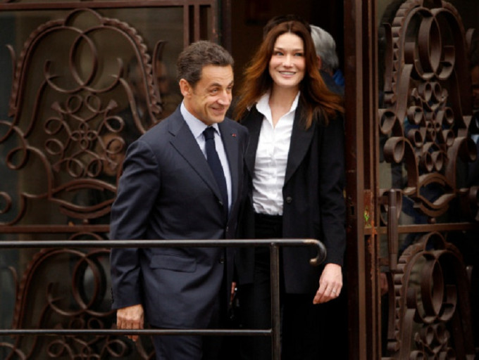 法國前總統薩爾科齊與妻子布魯尼。AP資料圖片