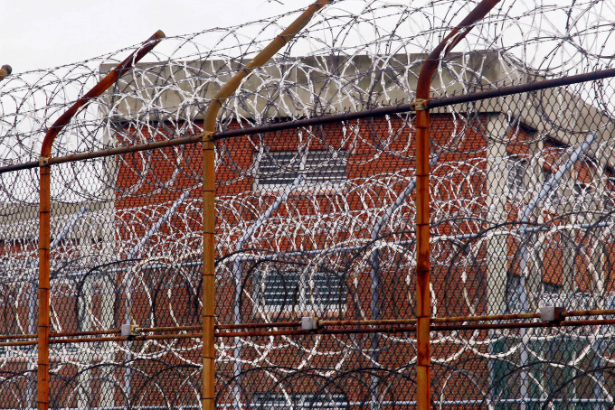 美國芝加哥一監獄逾百囚犯確診。 AP圖