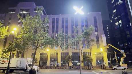 X三藩市总部巨型标志强光耀眼，被批扰民。路透社