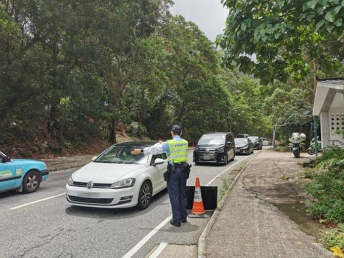 警方於大嶼山一帶截查車輛嚴打禁區假通行證。圖:警方提供