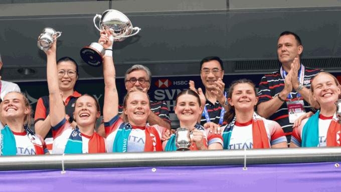 香港赛马会主席利子厚（后排右三）颁发女子银碗级别的奖座给得奬队伍—英国。马会供图